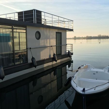 ホテル Modernes Festliegendes Hausboot Mit Grosszuegiger Dachterrasse Und Ruderboot Röbel エクステリア 写真