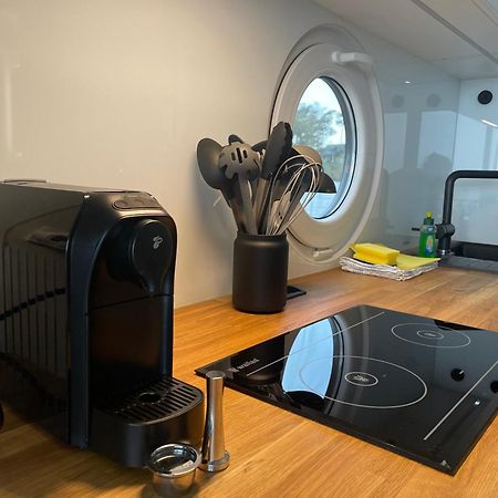 ホテル Modernes Festliegendes Hausboot Mit Grosszuegiger Dachterrasse Und Ruderboot Röbel エクステリア 写真