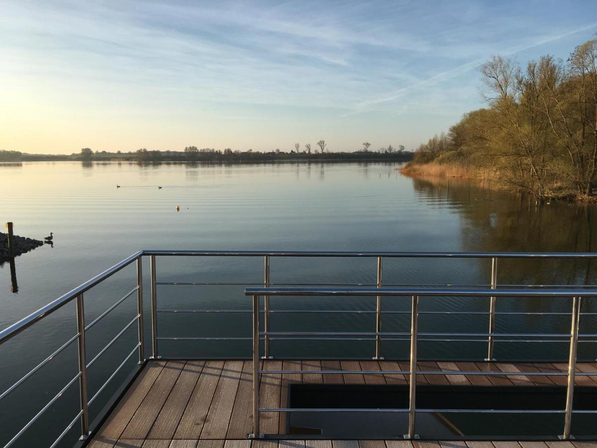 ホテル Modernes Festliegendes Hausboot Mit Grosszuegiger Dachterrasse Und Ruderboot Röbel エクステリア 写真