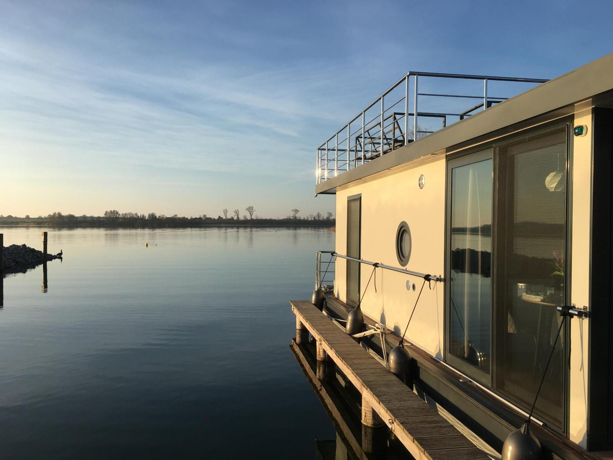 ホテル Modernes Festliegendes Hausboot Mit Grosszuegiger Dachterrasse Und Ruderboot Röbel エクステリア 写真