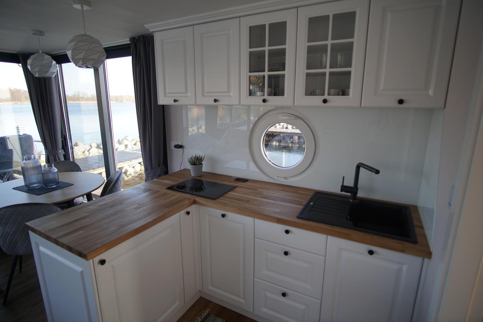 ホテル Modernes Festliegendes Hausboot Mit Grosszuegiger Dachterrasse Und Ruderboot Röbel エクステリア 写真