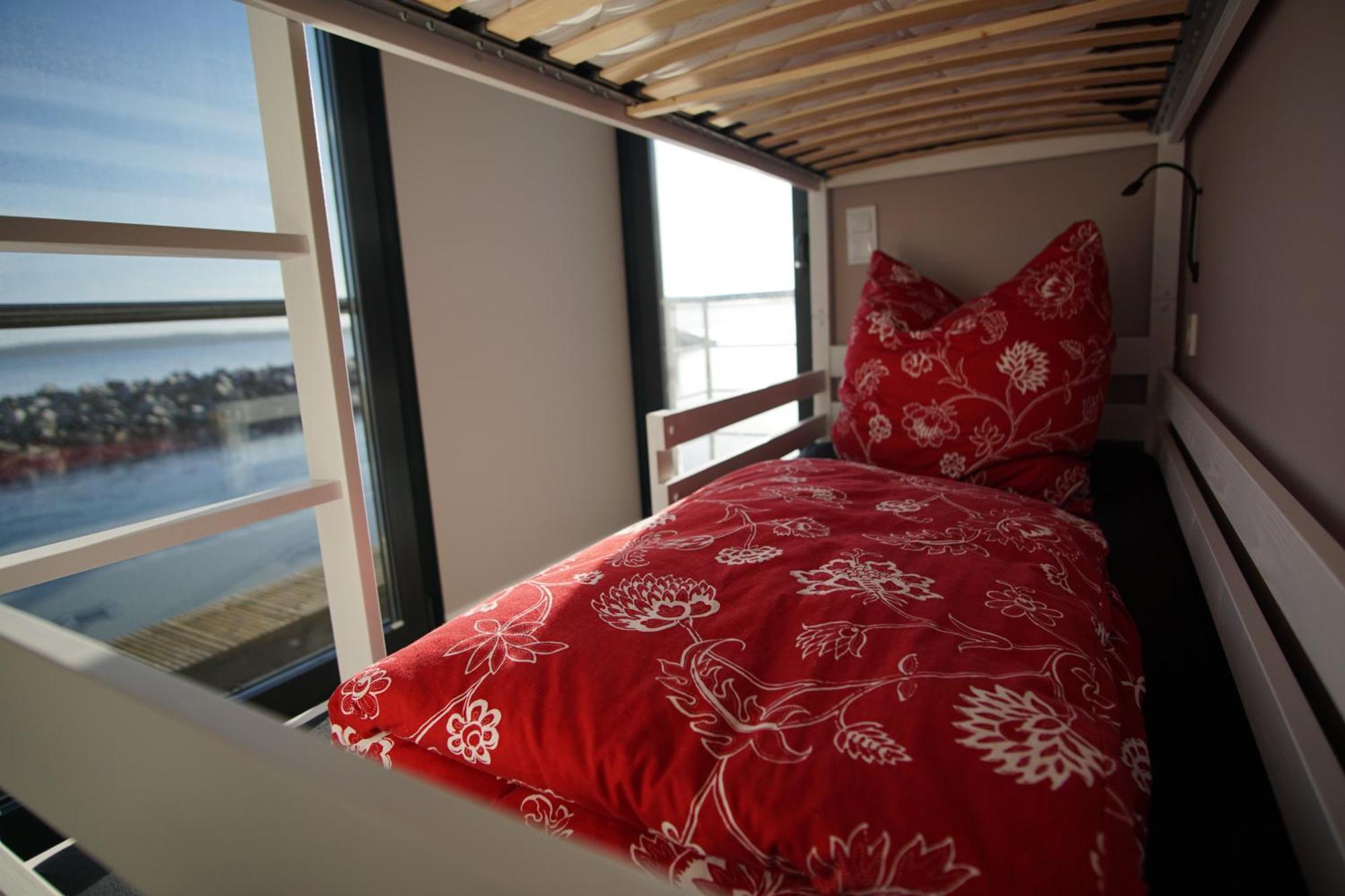 ホテル Modernes Festliegendes Hausboot Mit Grosszuegiger Dachterrasse Und Ruderboot Röbel エクステリア 写真