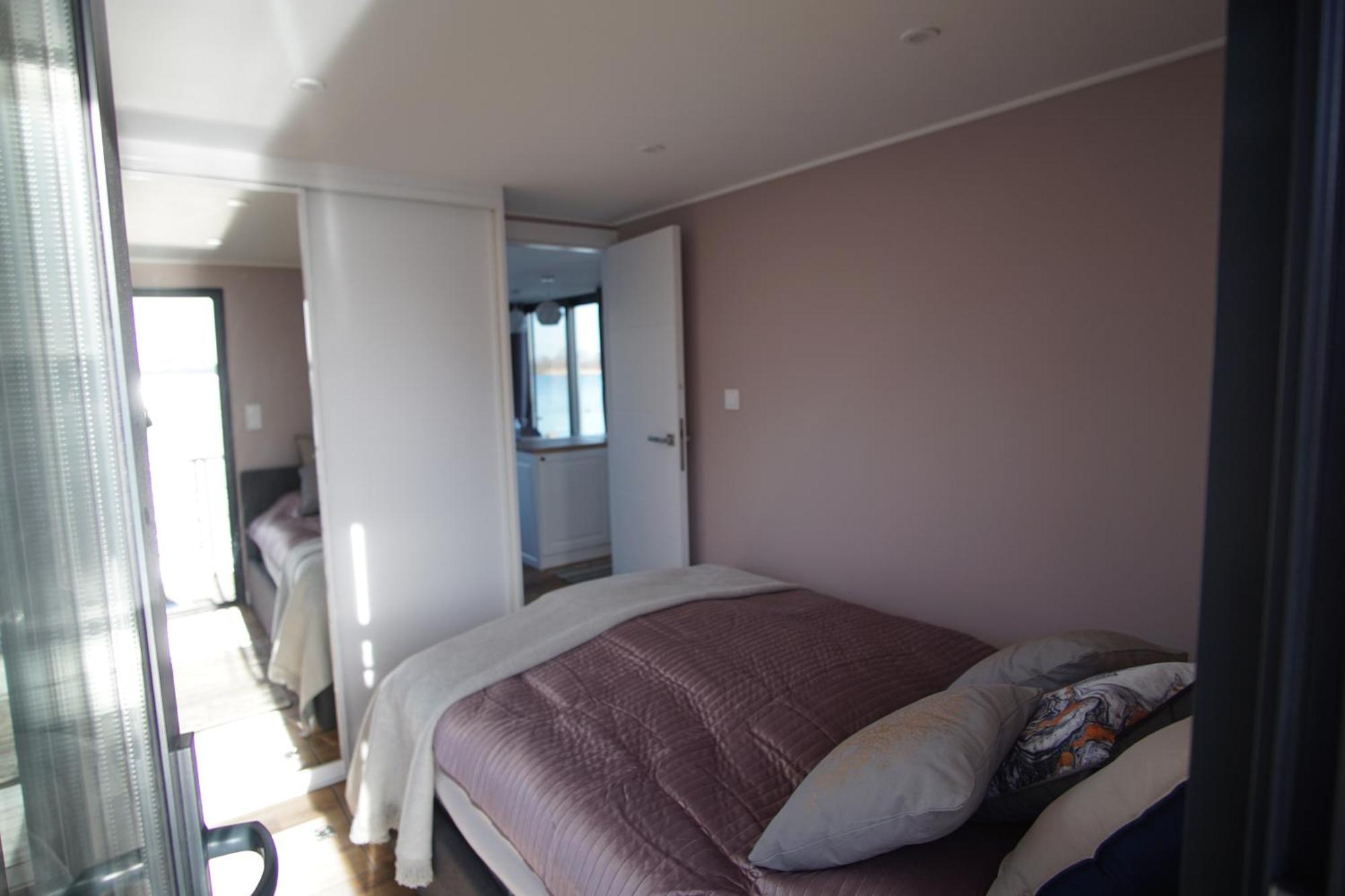 ホテル Modernes Festliegendes Hausboot Mit Grosszuegiger Dachterrasse Und Ruderboot Röbel エクステリア 写真