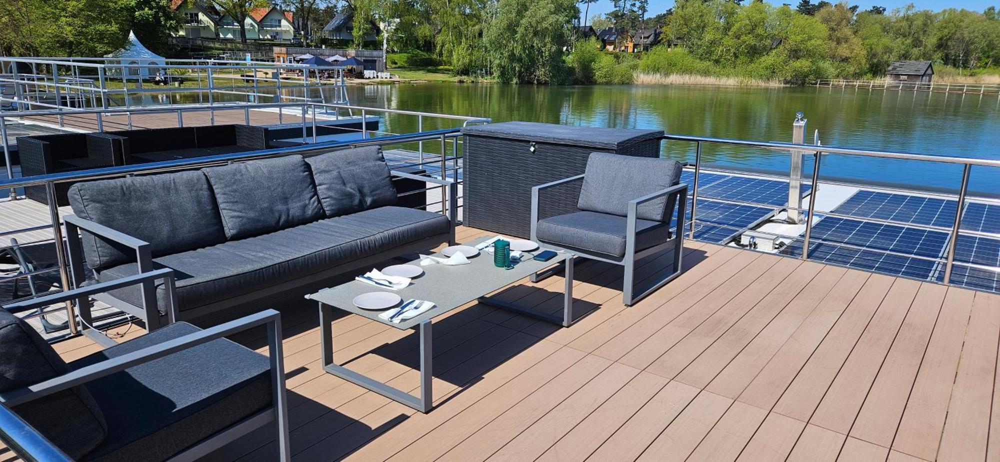 ホテル Modernes Festliegendes Hausboot Mit Grosszuegiger Dachterrasse Und Ruderboot Röbel エクステリア 写真
