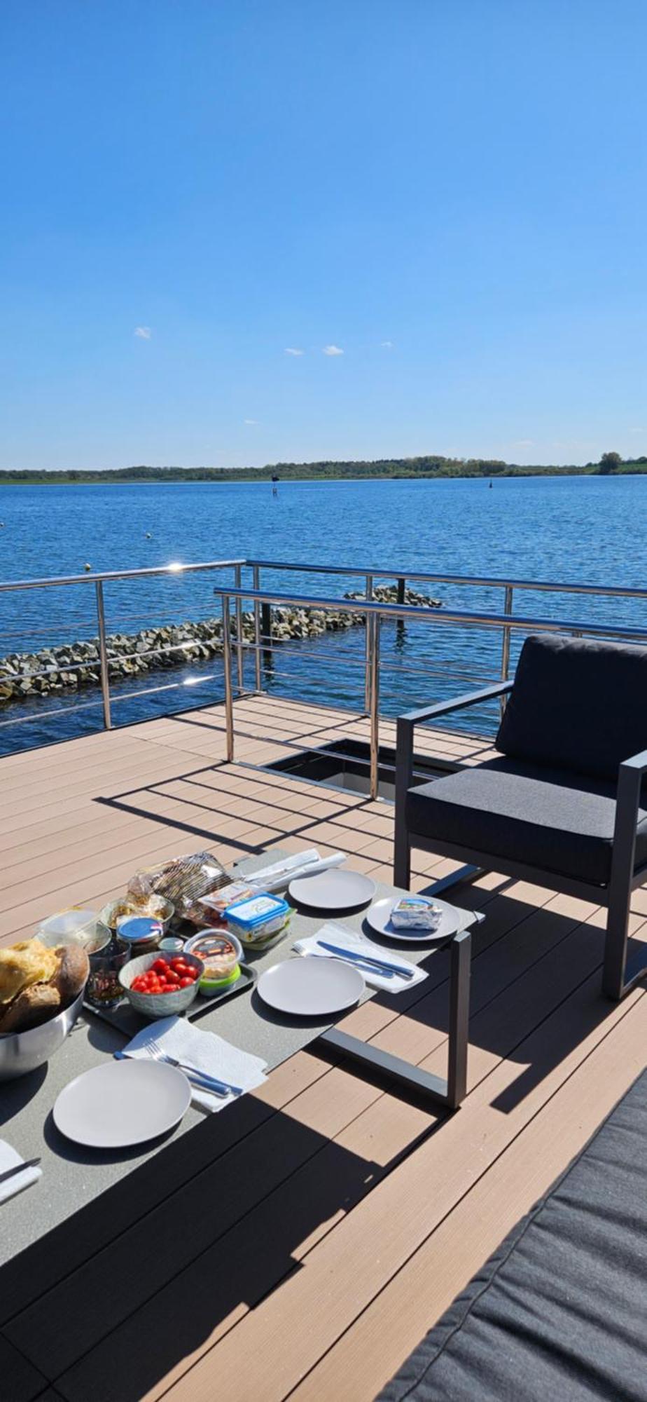 ホテル Modernes Festliegendes Hausboot Mit Grosszuegiger Dachterrasse Und Ruderboot Röbel エクステリア 写真