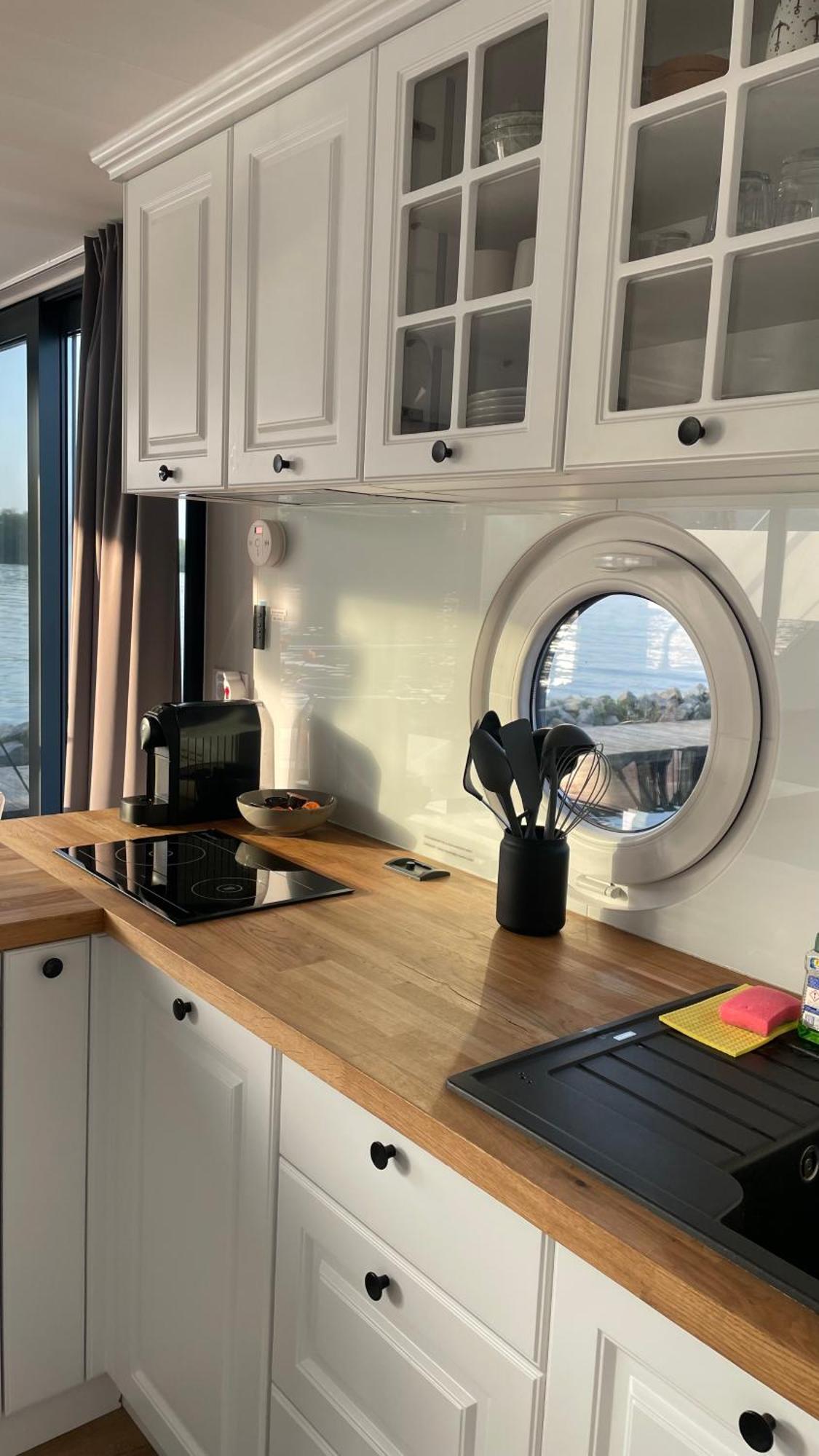 ホテル Modernes Festliegendes Hausboot Mit Grosszuegiger Dachterrasse Und Ruderboot Röbel エクステリア 写真