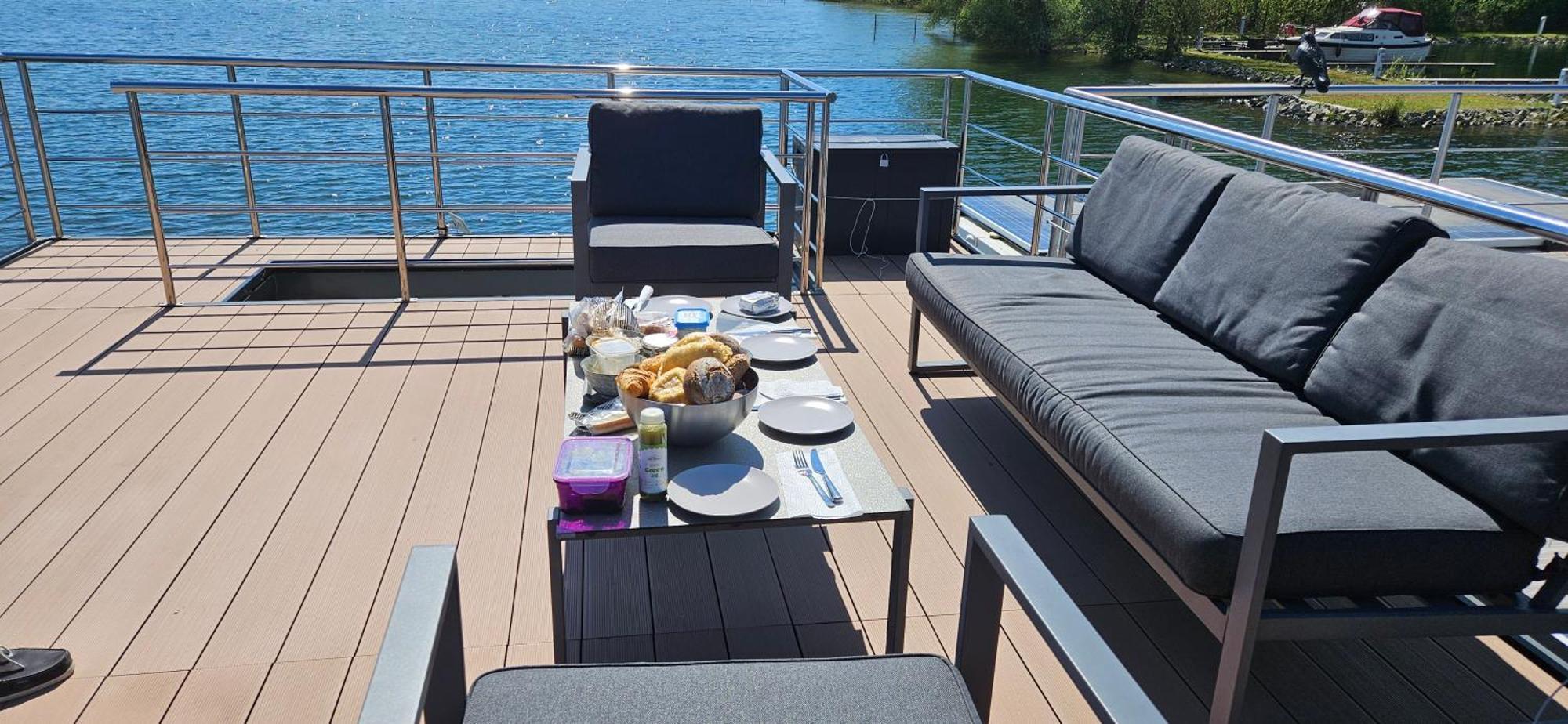 ホテル Modernes Festliegendes Hausboot Mit Grosszuegiger Dachterrasse Und Ruderboot Röbel エクステリア 写真