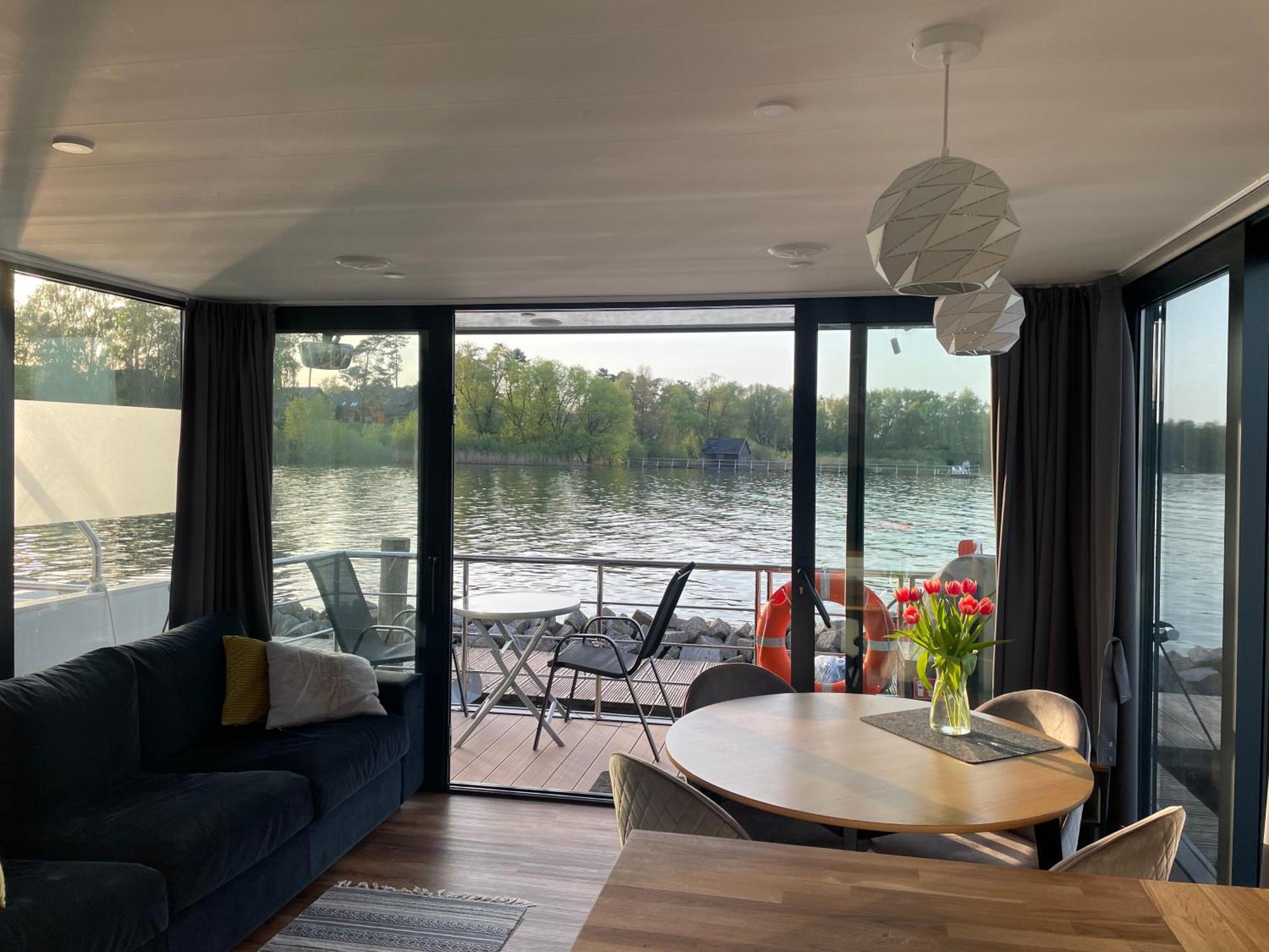 ホテル Modernes Festliegendes Hausboot Mit Grosszuegiger Dachterrasse Und Ruderboot Röbel エクステリア 写真
